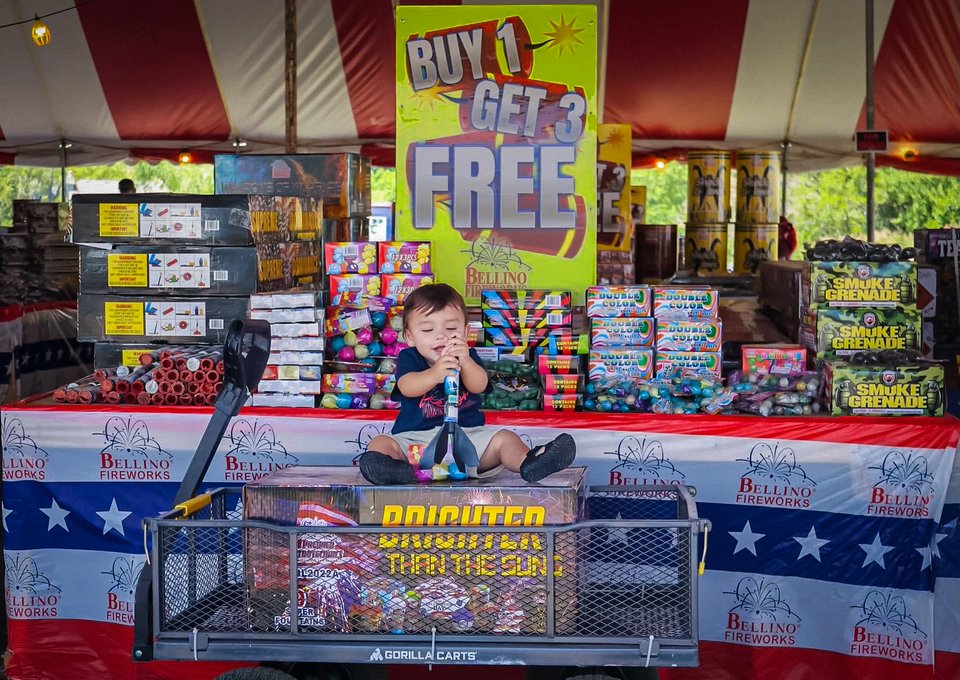 Family shopping at a Bellino Fireworks stand in Illinois